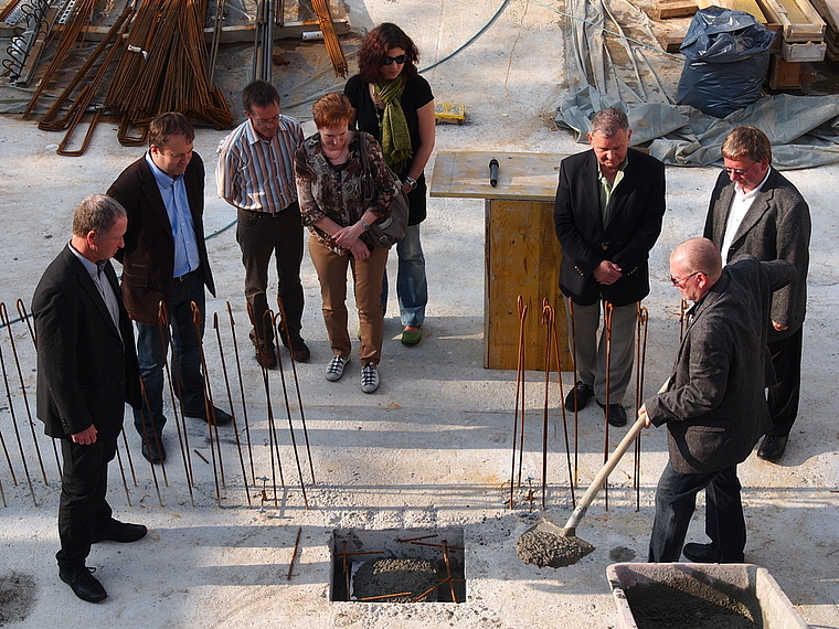 An der Schaufel: Walter Schmidlin, Präsident der Römisch-katholischen Kirchgemeinde, schliesst die Lücke im Fundament. Foto: Tobias Gfeller