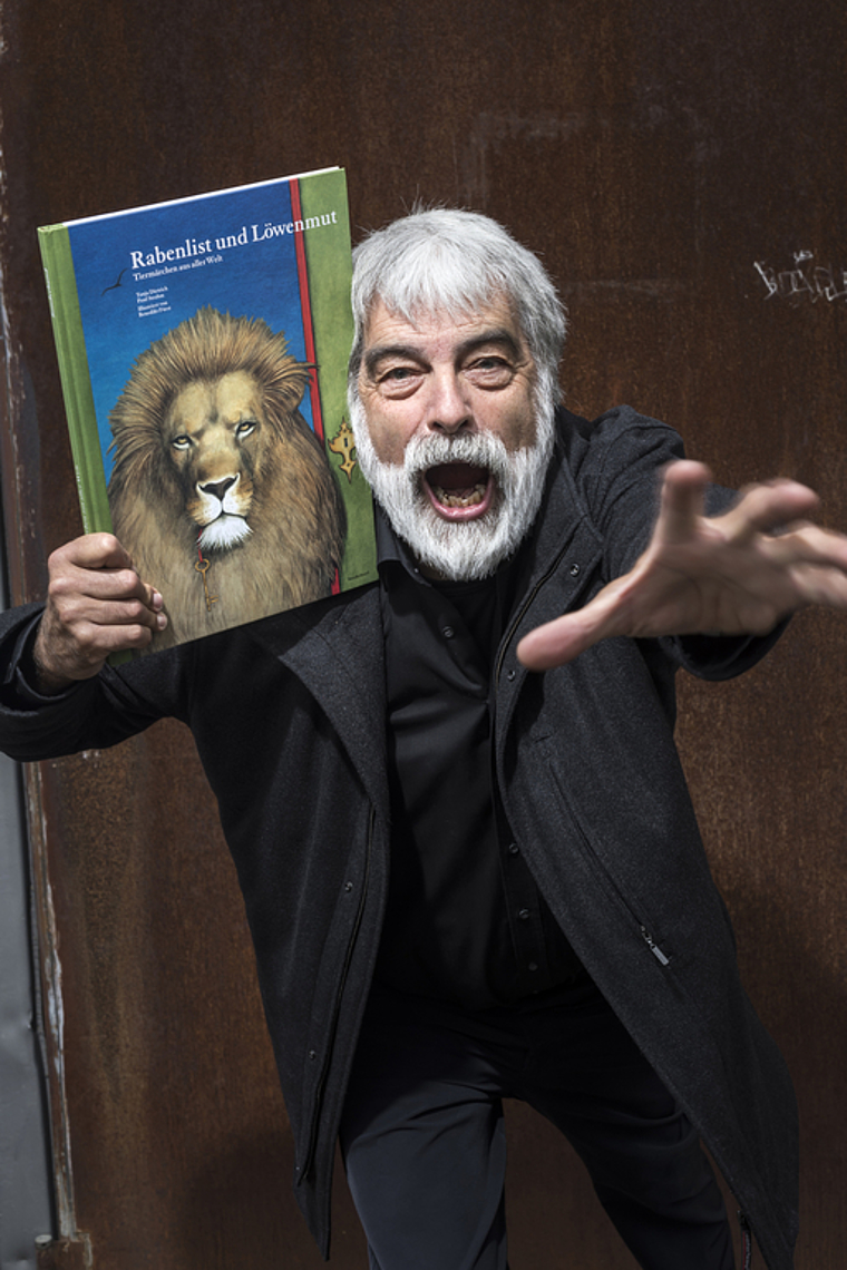 «Märchen bereichern mein Leben»: Preisträger Paul Strahm mit «Rabenlist und Löwenmut», dem dritten für den Zoo Basel verfassten Tiermärchenband mit CD. Foto: ZVG