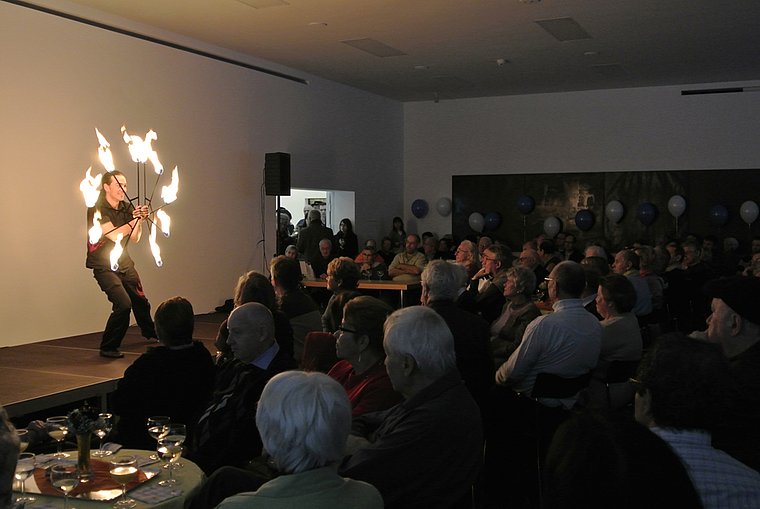 Heisse Show: Jongleur Christian Ziegler zeigte im Saal des Gemeindezentrums seine Künste. Foto: Heiner Leuthardt