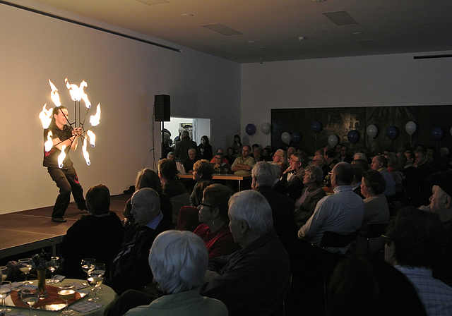 Heisse Show: Jongleur Christian Ziegler zeigte im Saal des Gemeindezentrums seine Künste.  Foto: Heiner Leuthardt