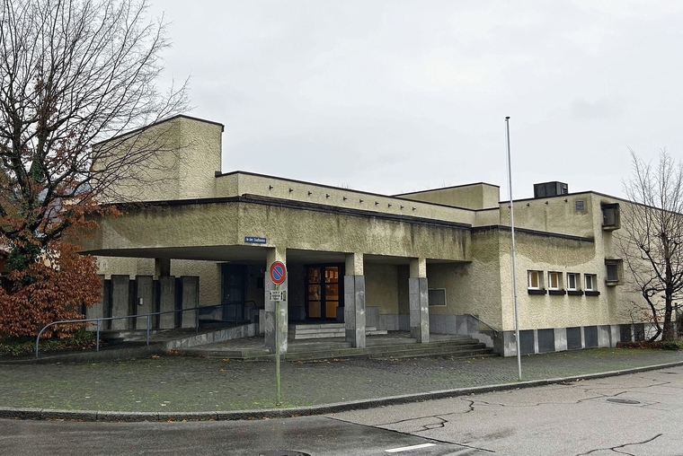 Bleibt bestehen: Die römisch-katholische Kirchgemeinde lässt das Pfarreiheim sanieren und nicht abreissen. Foto: Nicolas blust