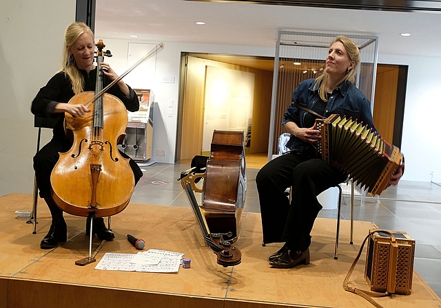 Geschwisterliches Dreamteam: Evelyn und Kristina Brunner (v. l.). Foto: Th. Brunnschweiler