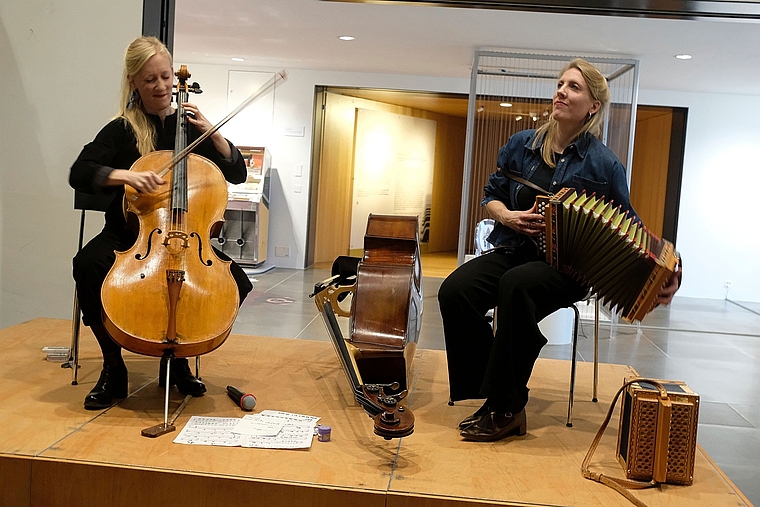 Geschwisterliches Dreamteam: Evelyn und Kristina Brunner (v. l.). Foto: Th. Brunnschweiler