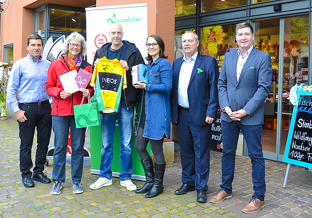 Velobegeisterte Wettbewerbssieger: Christoph Jenzer, OK Präsident, Jacqueline Adler (1. Preis), Severin Fässler (3. Preis), Patricia Stutzmann (2. Preis), Christophe Haller (Generalagent Vaudoise), Patrick Marro (Leiter Deutschschweiz Vaudoise).  F