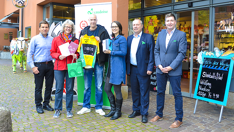 Velobegeisterte Wettbewerbssieger: Christoph Jenzer, OK Präsident, Jacqueline Adler (1. Preis), Severin Fässler (3. Preis), Patricia Stutzmann (2. Preis), Christophe Haller (Generalagent Vaudoise), Patrick Marro (Leiter Deutschschweiz Vaudoise).  F