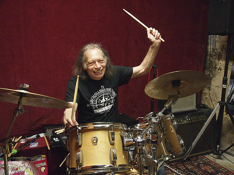 Immer mit voller Energie bei der Sache: Ron, Drummer aus Leidenschaft, sucht nach einer neuen Heimat. Foto: Tobias Gfeller