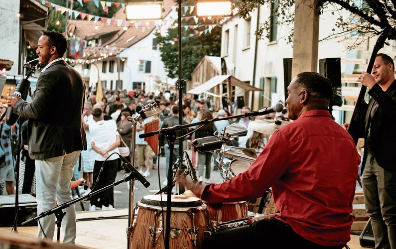 Ein Fest im Rhythmus: Auf dem Platz in der Mitte der Festmeile sorgten diverse Bands bis in die späte Nacht für musikalische Begleitung. Foto: zvg / Andrea Martin