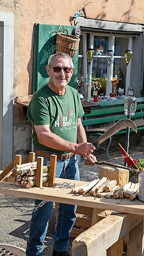 Basler Wälleli: Ruedi Trösch zeigt, wie die Astpäckchen gemacht werden. Basler Wälleli: Ruedi Trösch zeigt, wie die Astpäckchen gemacht werden.