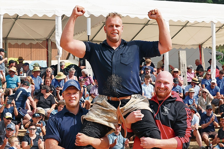 Überzeugender Eidgenosse: Adrian Odermatt aus Liesberg gewinnt nach 2024 zum zweiten Mal das Steinegg Schwingfest ob Himmelried. Foto: eh-presse
