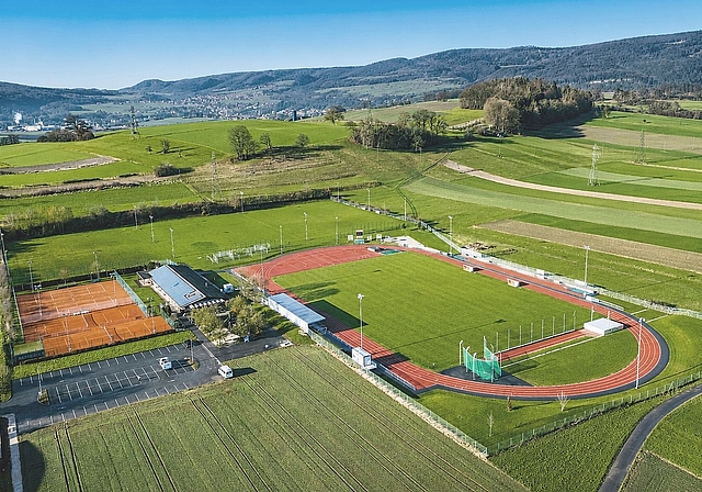 Im Fokus: Auf dem Gelände der Sportanlage Grien hätte das Schwingfest stattfinden sollen. Nun steht auch der Neubau des Garderobengebäudes auf der Kippe. Drohenbild: Janis Borer