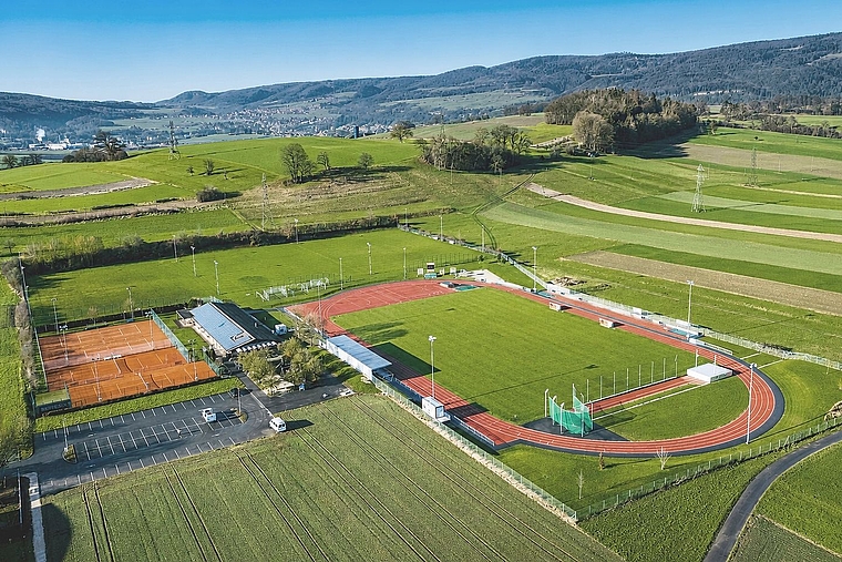 Im Fokus: Auf dem Gelände der Sportanlage Grien hätte das Schwingfest stattfinden sollen. Nun steht auch der Neubau des Garderobengebäudes auf der Kippe. Drohenbild: Janis Borer
