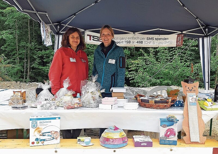 Zufrieden mit dem Anlass: Mahena Haizmann (r.) mit einer Freiwilligen am Stand des Tierschutzbundes Basel Regional. Fotos: Benedikt Kaiser