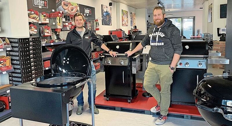 Feiern am Samstag die Eröffnung des neuen Grillcenters: Geschäftsleiter Roman Bucher (r.) und Filialleiter Stefan Bucher. Foto: Gaby Walther