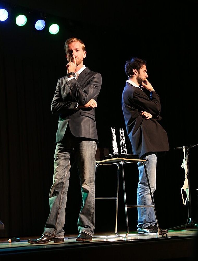 Verwandeln Hasen: Benedikt (l.) und Dominik versuchen sich als Zauberer. Foto: Gaby Walther
