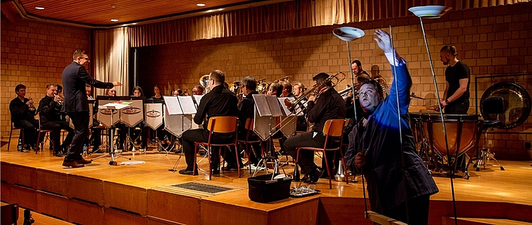 <em>Tellershow: </em>Roli (r.) verbraucht ziemlich viele Teller, um für einen kurzen Moment drei Stück kreisen zu lassen.Fotos: Martin Staub