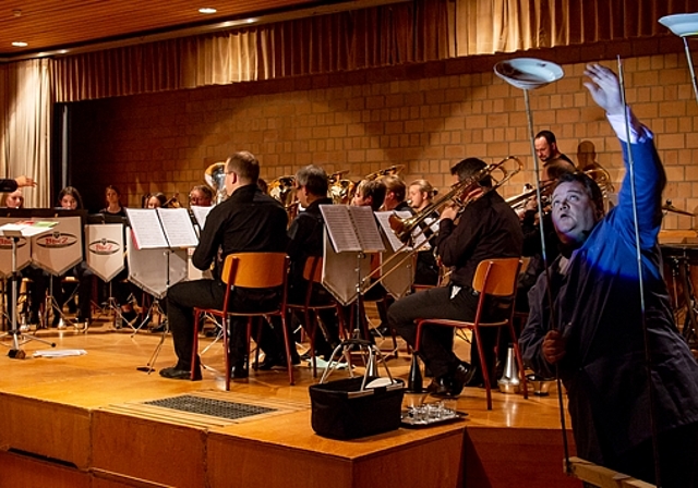 <em>Tellershow: </em>Roli (r.) verbraucht ziemlich viele Teller, um für einen kurzen Moment drei Stück kreisen zu lassen.Fotos: Martin Staub