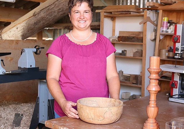 <em>Alte Liebe: </em>Erika Neuschwander in ihrer Drechslerwerkstatt auf dem Familienhof in Blauen, wo sie sich im Winter viel aufhält und Kunstgegenstände kreiert.<em>Fotos: benildis Bentolila</em>
