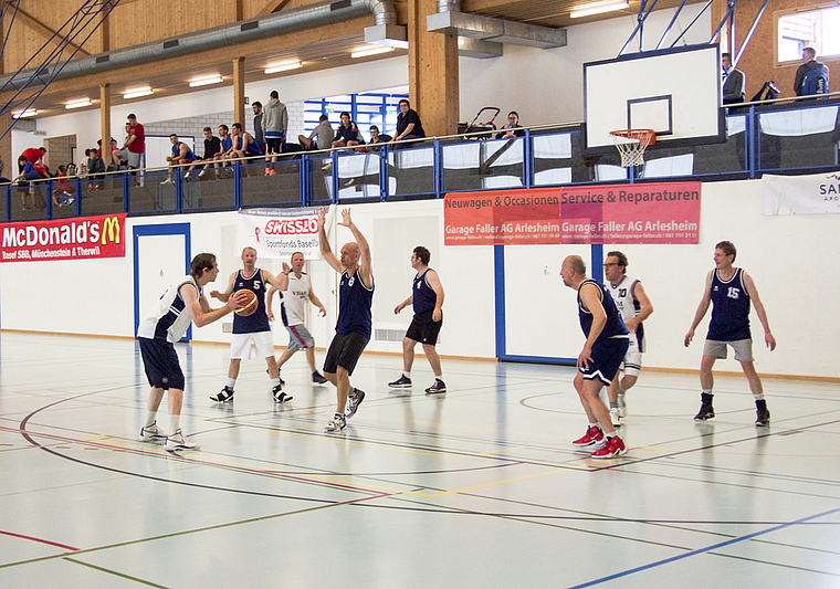 Korb um Korb: 15 Teams aller Altersklassen nahmen am «Historyturnier» teil. Foto: Caspar Reimer