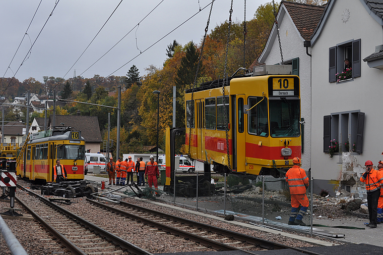 Spektakulärer Unfall: Was vergangene Woche in Münchenstein tatsächlich geschehen ist, wird heute zu Übungszwecken in Aesch in ähnlicher Form vom Kantonalen Krisenstab mit noch mehr Friktionen geprobt. Foto: Fritjof Worel