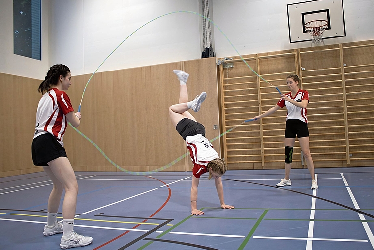 Springen, drehen, hüpfen: (von links) Kaja Deiss, Mailin Leuenberger und Celia Tellenbach beim Training. Foto: zvg
