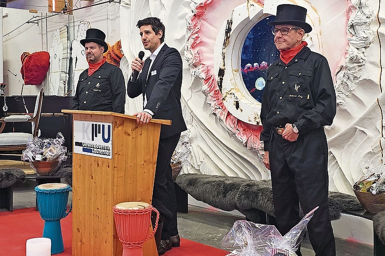 Sprach über die unsicheren Zeiten: Marc Scherrer, Präsident des Gewerbevereins KMU Laufental, flankiert von den Kaminfegermeistern und Glücksbringern Dominik (l.) und Andreas Frey. Fotos: Melanie Brêchet Sprach über die unsicheren Zeiten: Marc Scherrer, Präsident des Gewerbevereins KMU Laufental, flankiert von den Kaminfegermeistern und Glücksbringern Dominik (l.) und Andreas Frey. Fotos: Melanie Brêchet