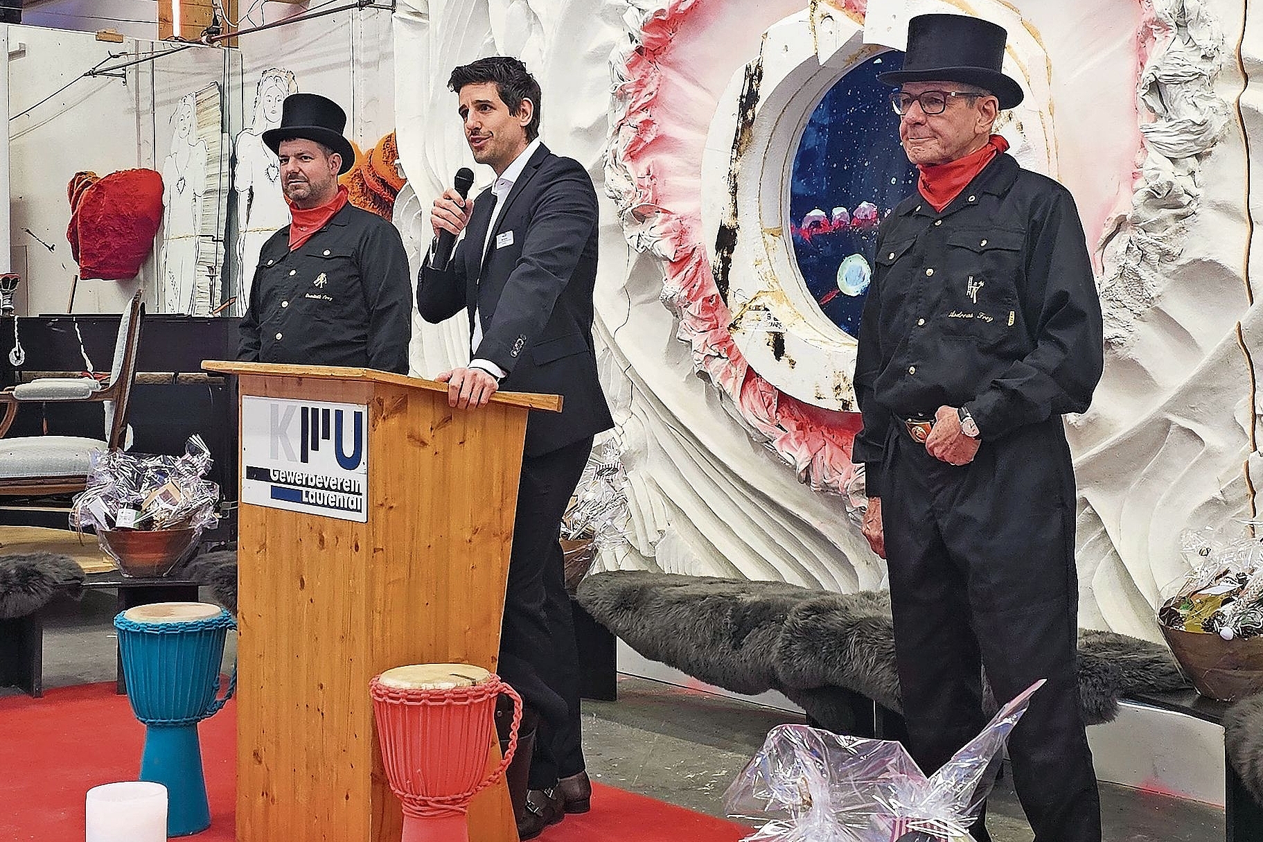 Sprach über die unsicheren Zeiten: Marc Scherrer, Präsident des Gewerbevereins KMU Laufental, flankiert von den Kaminfegermeistern und Glücksbringern Dominik (l.) und Andreas Frey. Fotos: Melanie Brêchet Sprach über die unsicheren Zeiten: Marc Scherrer, Präsident des Gewerbevereins KMU Laufental, flankiert von den Kaminfegermeistern und Glücksbringern Dominik (l.) und Andreas Frey. Fotos: Melanie Brêchet