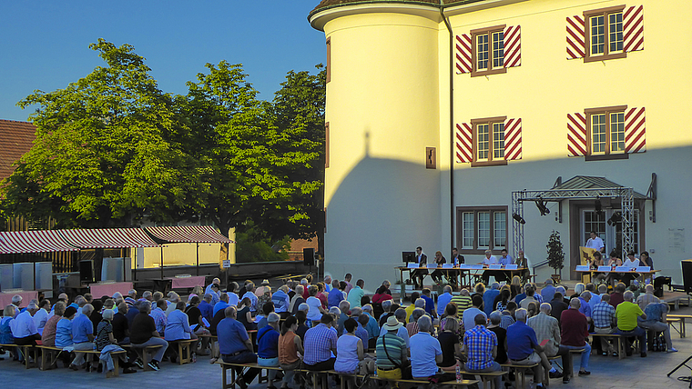«Form einer Landsgemeinde»: Zum wiederholten Mal versammelten sich die Aescherinnen und Aescher auf dem Schlossplatz zu einer Open-Air-Gemeindeversammlung. Foto: Thomas Immoos