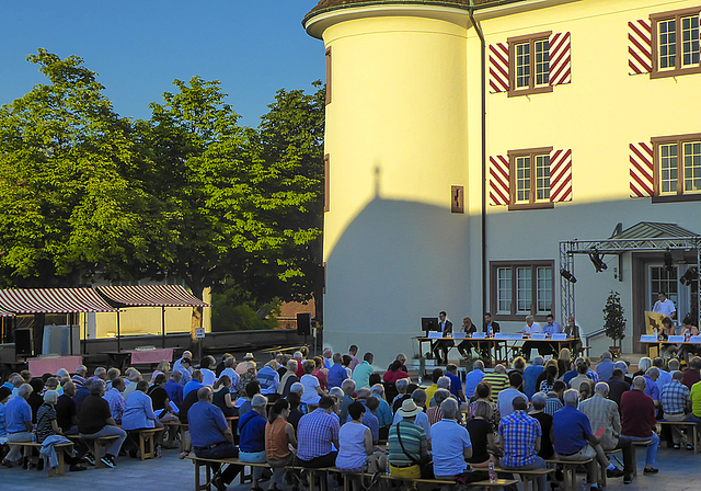«Form einer Landsgemeinde»: Zum wiederholten Mal versammelten sich die Aescherinnen und Aescher auf dem Schlossplatz zu einer Open-Air-Gemeindeversammlung.  Foto: Thomas Immoos