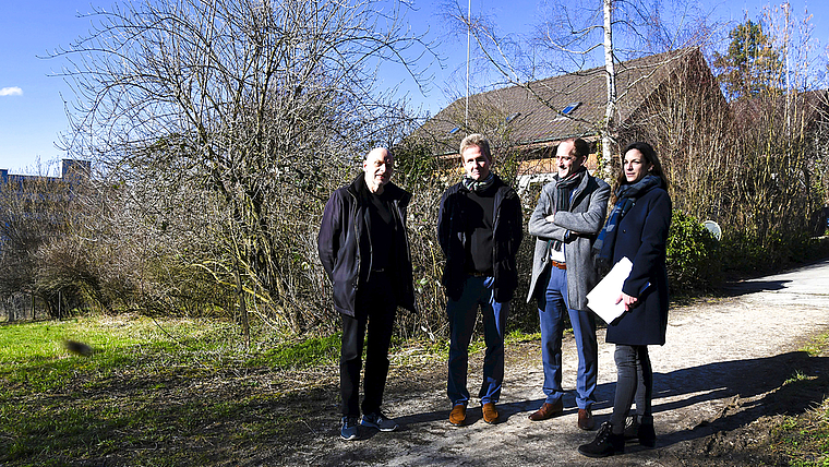Rundgang (v.l): Architekt Bruno Trinkler sowie Implenia-Vertreter Michael Mäntler (Projektleiter), Lorenz Textor (Teamleiter) und Medienchefin Céline Freivogel unterwegs auf dem Schwinbach-Areal. Foto: Bea Asper