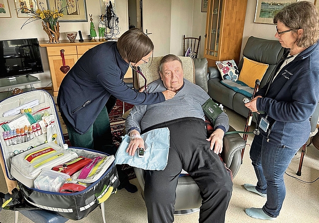 Wird zu Hause behandelt: Norbert Woithe in seiner Wohnung in Aesch. Foto: Nicolas Blust
