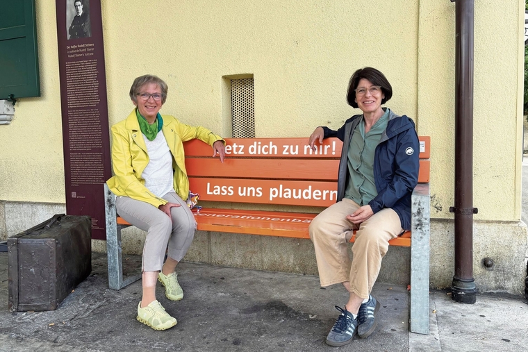 Bereit zum Plaudern: Elisabeth Bremgartner (links) und Karin Morf wissen, wie man jemanden in ein Gespräch verwickelt.Foto: caspar reimer