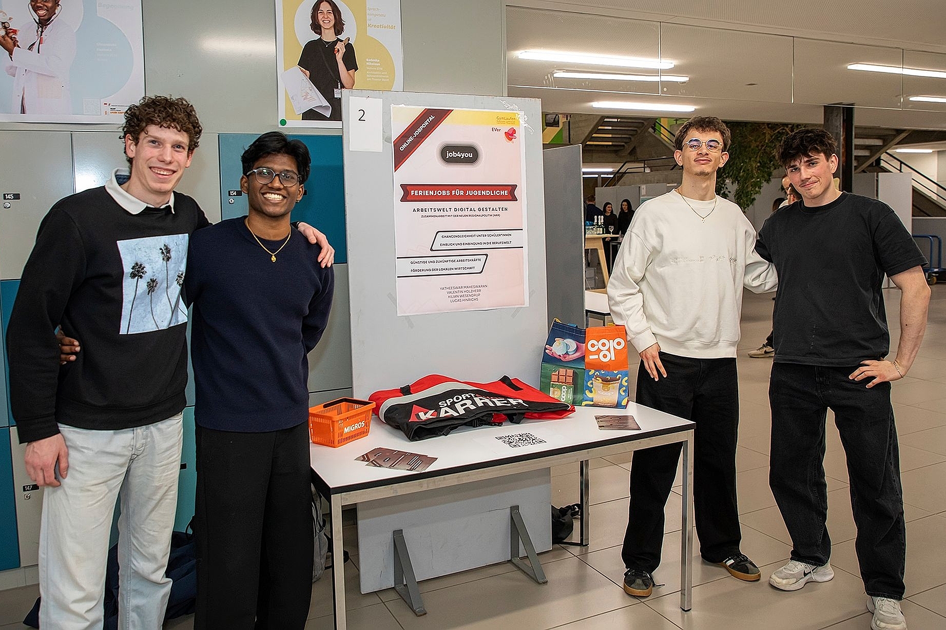 Das Team «Online-Plattform Ferienjob»: Das Projekt wurde ebenfalls mit der Bestnote ausgezeichnet.