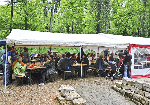 Gross und Klein geniessen die gute Stimmung: Besucher auf dem Festplatz in der Ermitage.  Foto: Isabelle Hitz