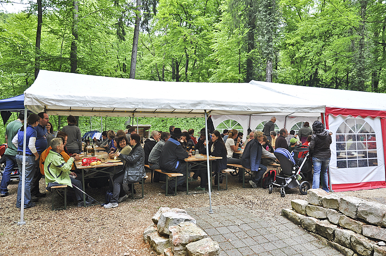 Gross und Klein geniessen die gute Stimmung: Besucher auf dem Festplatz in der Ermitage. Foto: Isabelle Hitz