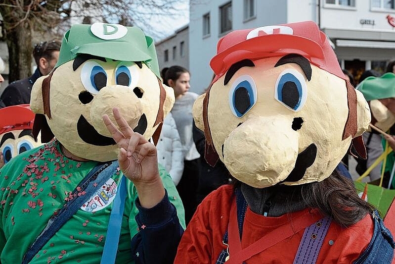 Luigi und Mario: Als der Umzug einen kurzen Halt einlegt, finden die Figuren aus dem Nintendo-Spiel «Mario Kart» Zeit, um für das Wochenblatt zu posieren. Fotos: Mirjam Sinniger