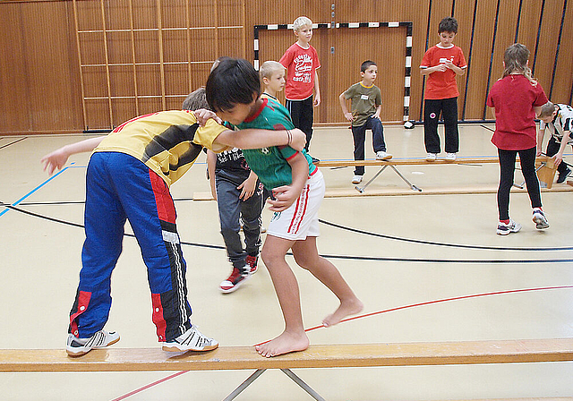 Ohne fiese Tricks: Faires Kräftemessen zwischen Knaben.  Foto: Tobias Gfeller