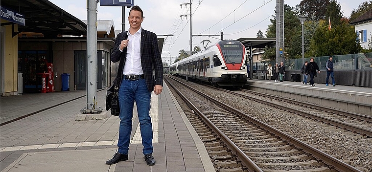 Bereit zur Fahrt Richtung Bundeshauptstadt: Christian Imark (33), auf dem Bahnhof Dornach. Foto: Thomas Kramer