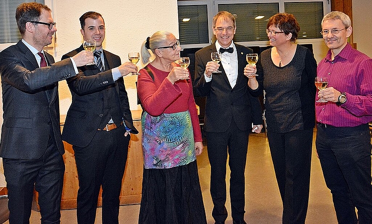 Diener der Bevölkerung: Der Gemeinderat wünscht alles Gute, v.l. Christian Thalmann, die beiden Neuen David Häner und Ingrid Franz, Dieter Künzli, Helene Sollberger und Marcel Humair. Foto: Roland Bürki