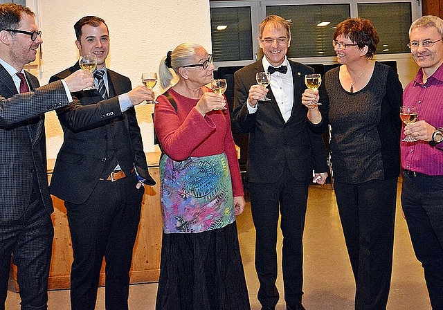 Diener der Bevölkerung: Der Gemeinderat wünscht alles Gute, v.l. Christian Thalmann, die beiden Neuen David Häner und Ingrid Franz, Dieter Künzli, Helene Sollberger und Marcel Humair. Foto: Roland Bürki