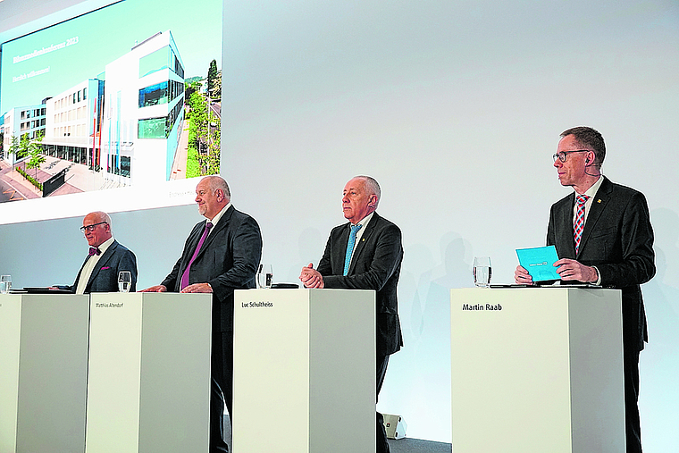 Bilanzmedienkonferenz für das Geschäftsjahr 2022: (v. l.) Klaus Endress (VR-Präsident), Matthias Altendorf (CEO), Luc Schultheiss (Finanzchef) und Martin Raab (Kommunikationschef). Foto: Tobias Gfeller