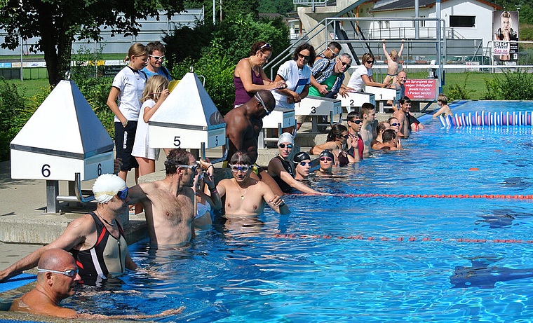 Massenstart im Schwimmbad Laufen: Belohnt am Marathon Laufen wurden nicht nur Bestzeiten, sondern das Mitmachen. Preise gab es für alle. Foto: Bea Asper