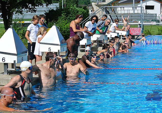 Massenstart im Schwimmbad Laufen: Belohnt am Marathon Laufen wurden nicht nur Bestzeiten, sondern das Mitmachen. Preise gab es für alle.  Foto: Bea Asper