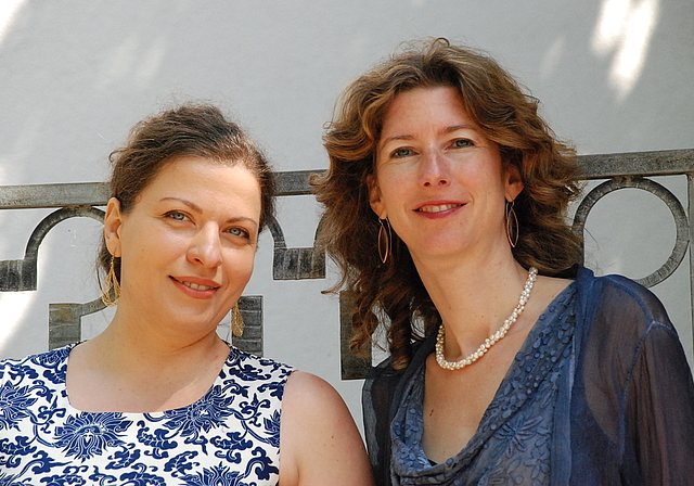 Musikalisch-organisatorische Frauenpower: Olga Bernasconi (l.) und Eva Oertle vor dem Museum.  Foto: Thomas Brunnschweiler