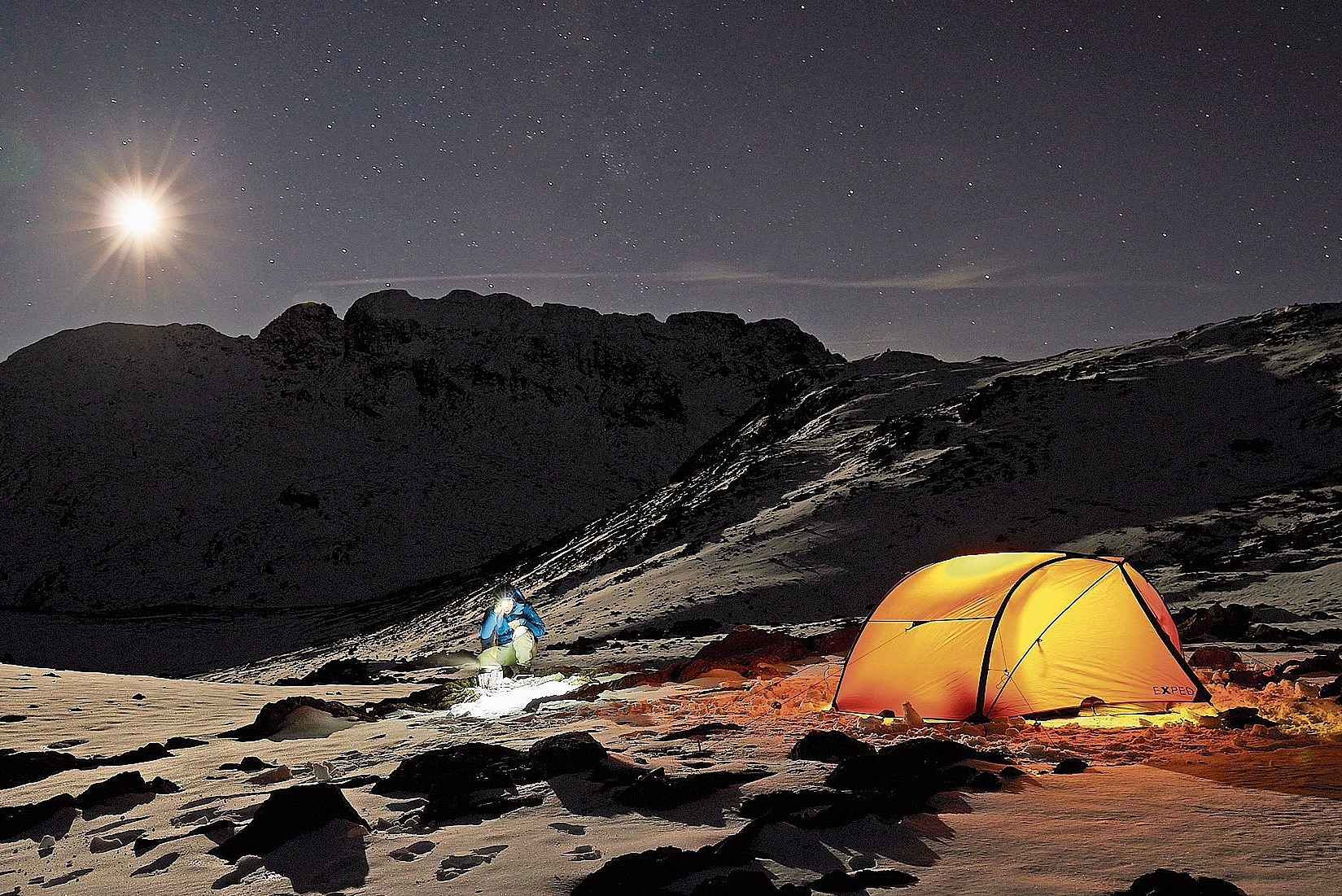 Übernachten in der freien Natur: Um bei Sonnenaufgang bereits vor Ort zu sein,übernachtet Leugger regelmässig im Zelt vor Ort in den Bergen. Foto: zvg Übernachten in der freien Natur: Um bei Sonnenaufgang bereits vor Ort zu sein,übernachtet Leugger regelmässig im Zelt vor Ort in den Bergen. Foto: zvg