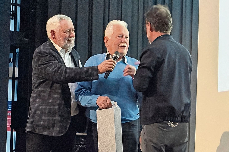 Überraschungsgast: (v. l.) Vorstandsmitglied Mark Winkler stellt Jörg Oberli Nik Hartmann vor. Foto: Gaby Walther