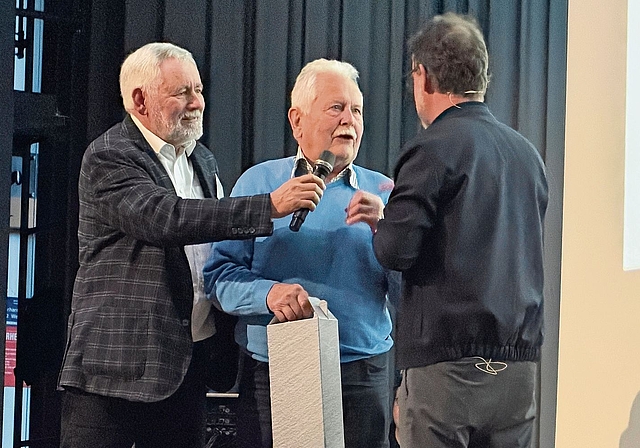 Überraschungsgast: (v. l.) Vorstandsmitglied Mark Winkler stellt Jörg Oberli Nik Hartmann vor. Foto: Gaby Walther