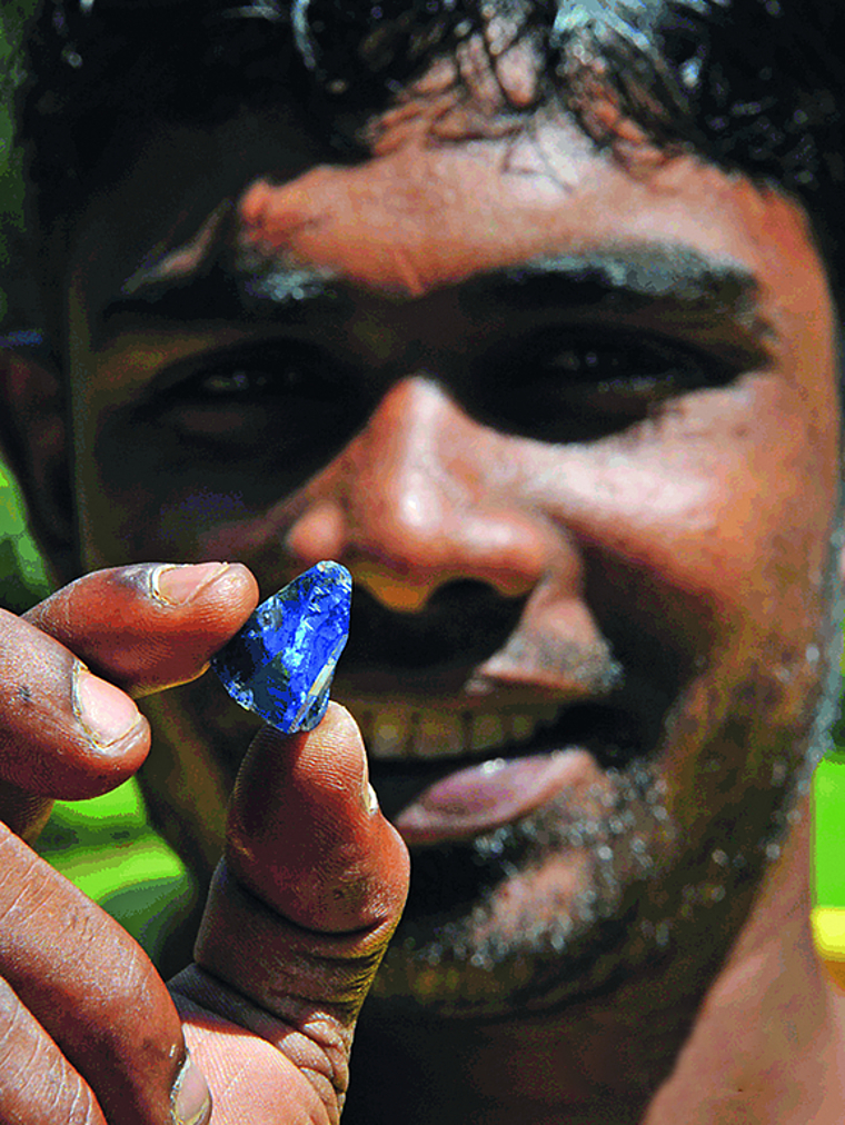 Rohsteinsaphir: Glücklicher Fund in einer Mine in Sri Lanka. Foto: ZVG