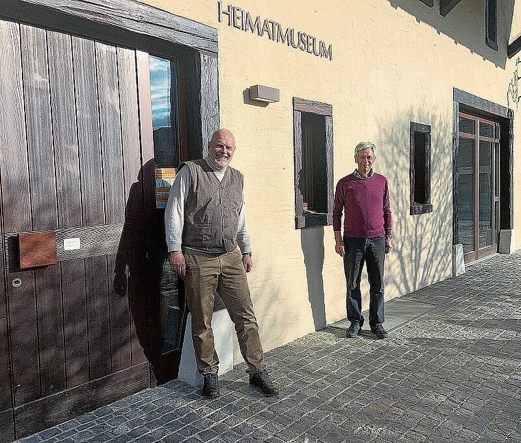 Führungswechsel: Mauro Visentin (l.) übernimmt die Leitung der Heimatmuseum-Kommission von Fredi Kilchherr. Foto: Caspar Reimer