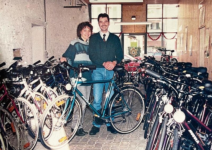 Damals: Yvonne und Alexander Scheller in ihrem Velogeschäft bei der Gründung vor knapp 30 Jahren. Foto: zVg