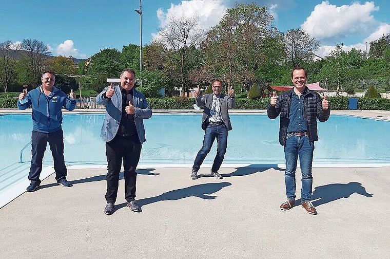 Daumen nach oben für den Saisonstart: Markus Hänggi, Horst Nönninger, Roman Cueni und Daniel Neuschwander (v.l.n.r.) im Schwimmbad Aesch. Foto: Benedikt Kaiser